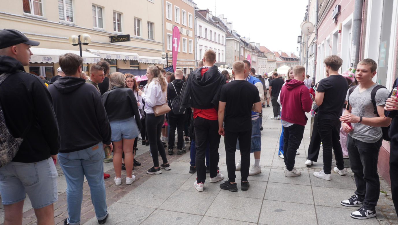 Kortowiada 2024. Parada Wydziałów przeszła ulicami miasta. Studenci tłumnie wzięli udział w imprezie