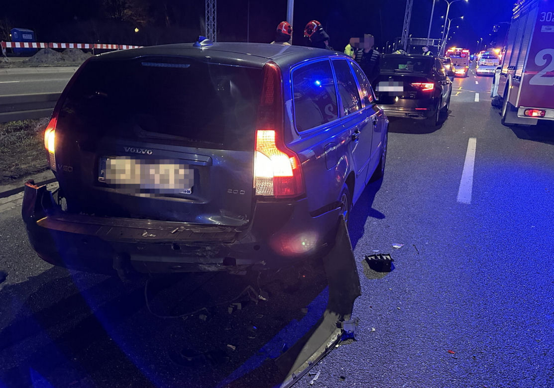 Gigantyczne utrudnienia na Wisłostradzie. Kilka osobówek kompletnie roztrzaskanych na barierkach