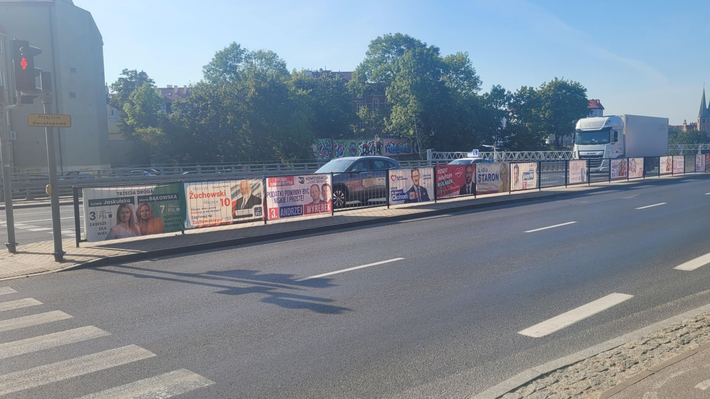 Na autobusach, słupach, budynkach. Bannery wyborcze "zalały" Olsztyn [ZDJĘCIA]
