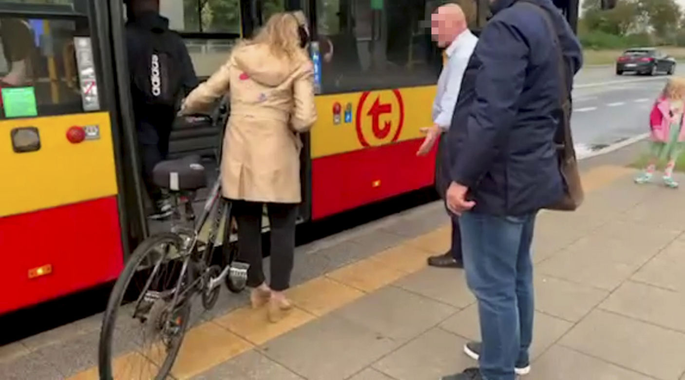  Awantura o przewóz roweru w autobusie w Warszawie. Kierowca nie wpuścił rowerzystki w ulewę. „Jest pani młoda, ma pani siłę, żeby jechać na rowerze”