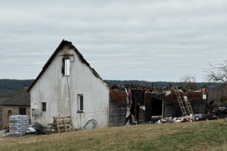 Pożar w Wigilię zabrał im dach nad głową. Trwa zbiórka na kontener mieszkalny dla pana Kazimierza i jego żony