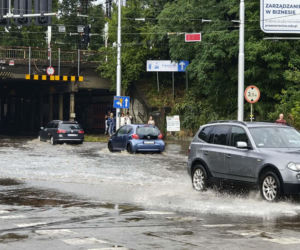 Potężna ulewa nad Wrocławiem. Zalane ulice i komunikacyjny paraliż