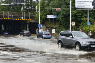 Potężna ulewa nad Wrocławiem. Zalane ulice i komunikacyjny paraliż