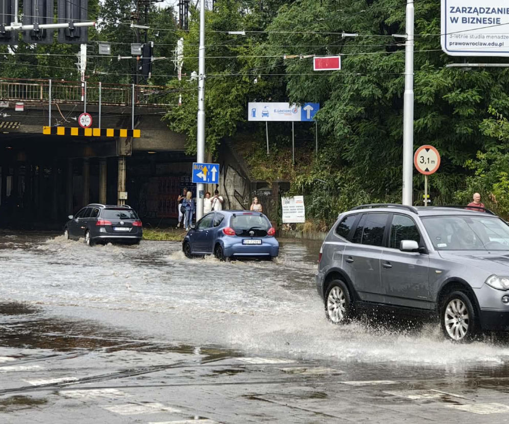 Potężna ulewa nad Wrocławiem. Zalane ulice i komunikacyjny paraliż