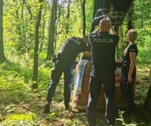 Dramat podczas lotu balonem. Pilot i pasażerki wypadli z kosza