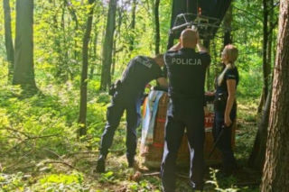 Dramat podczas lotu balonem. Pilot i pasażerki wypadli z kosza