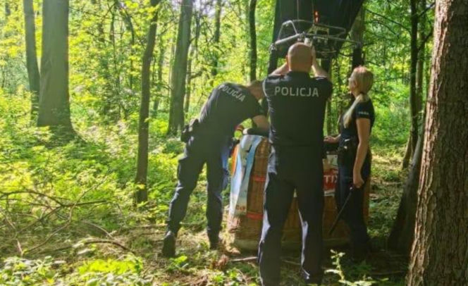 Dramat podczas lotu balonem. Pilot i pasażerki wypadli z kosza
