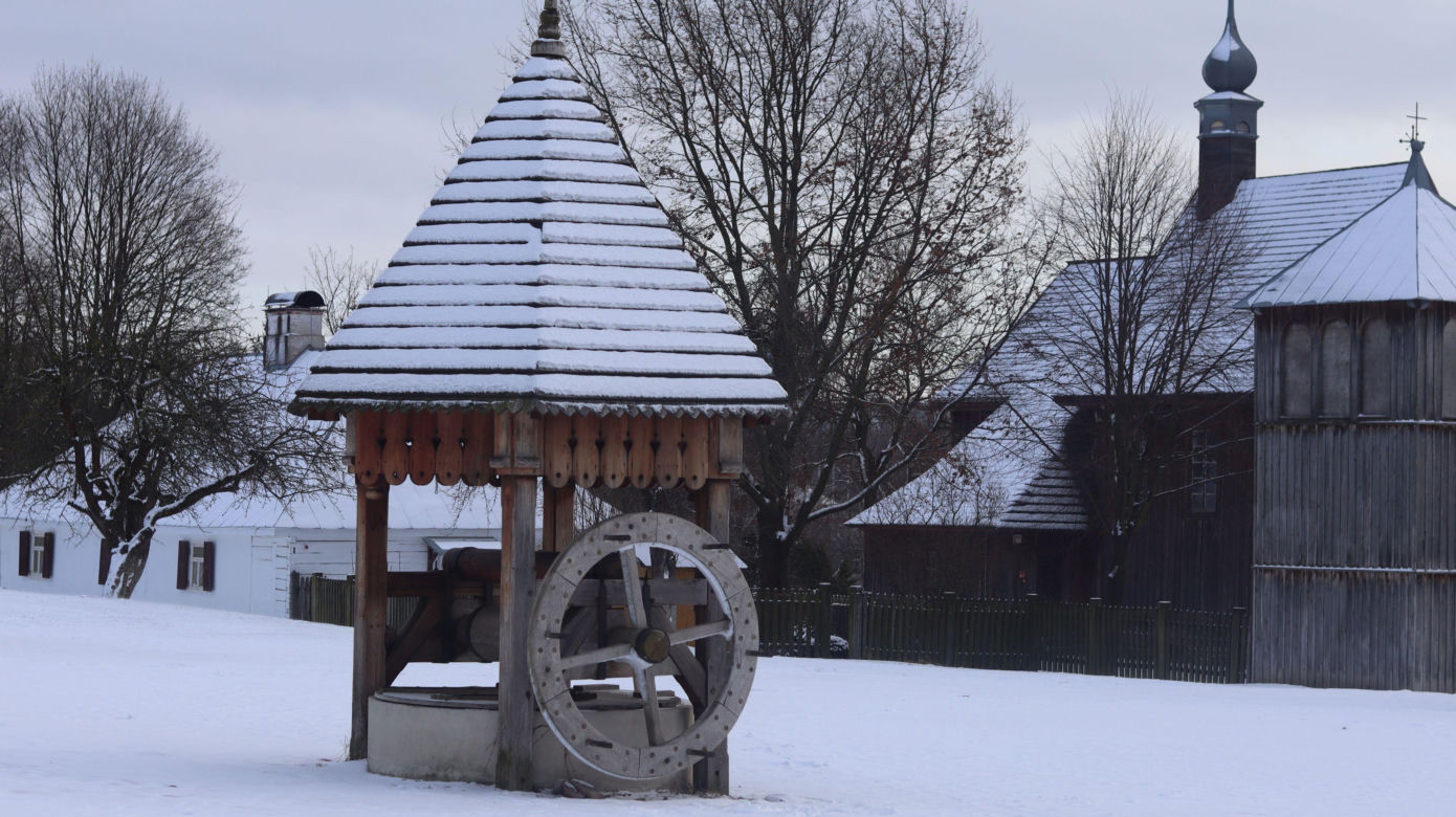 Cicho i wszędzie biało. Tak prezentuje się skansen w Lublinie w zimowej odsłonie! [GALERIA]