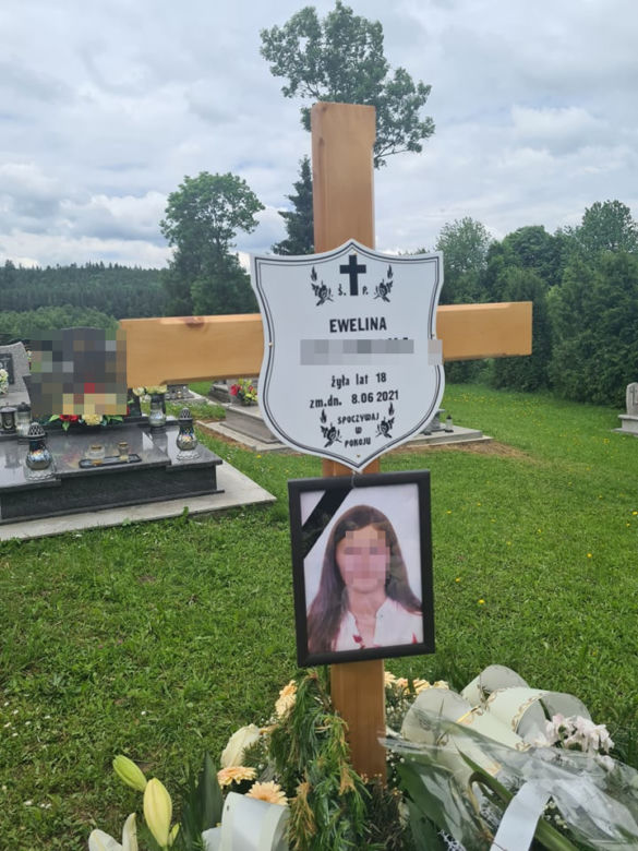 Barwinek. Grób 18-letniej Eweliny w morzu kwiatów i zniczy [ZDJĘCIA]