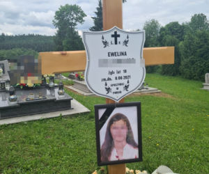 Barwinek. Grób 18-letniej Eweliny w morzu kwiatów i zniczy [ZDJĘCIA]