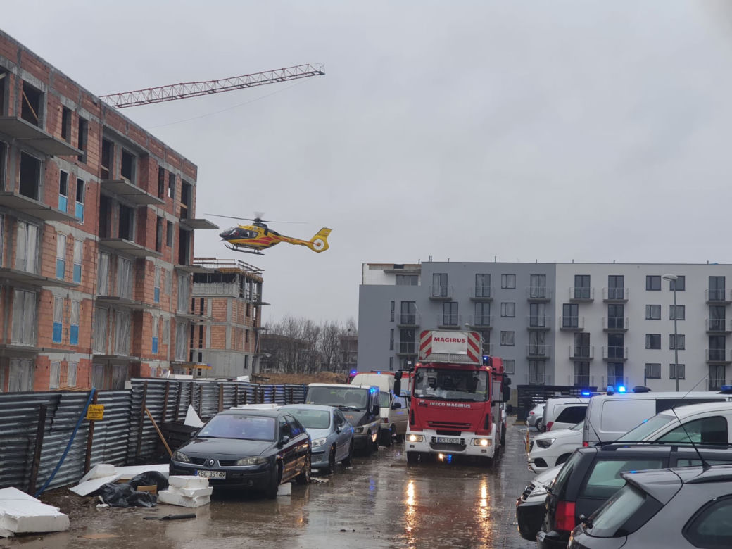 Dźwig przewrócony przez nawałnice w Krakowie