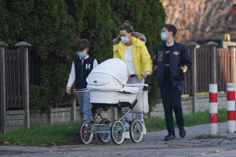 Pierwszy spacer Małgorzaty Rozenek z dziećmi po kwarantannie