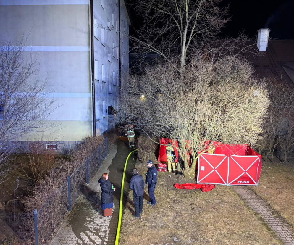 Nocny pożar w bloku zebrał śmiertelne żniwo. Nie żyje jedna osoba