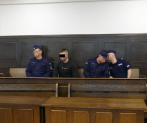 Wypchnął Olę z okna, bo nie chciała do niego wrócić. Drzewa uratowały jej życie