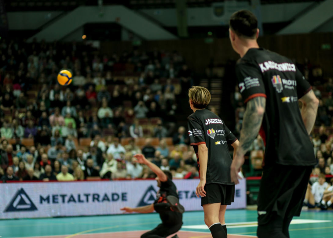 Legendarny Kosmiczny Mecz z Aniołami w Spodku: Gwiazdy zagrały dla Domu Aniołów Stróżów 