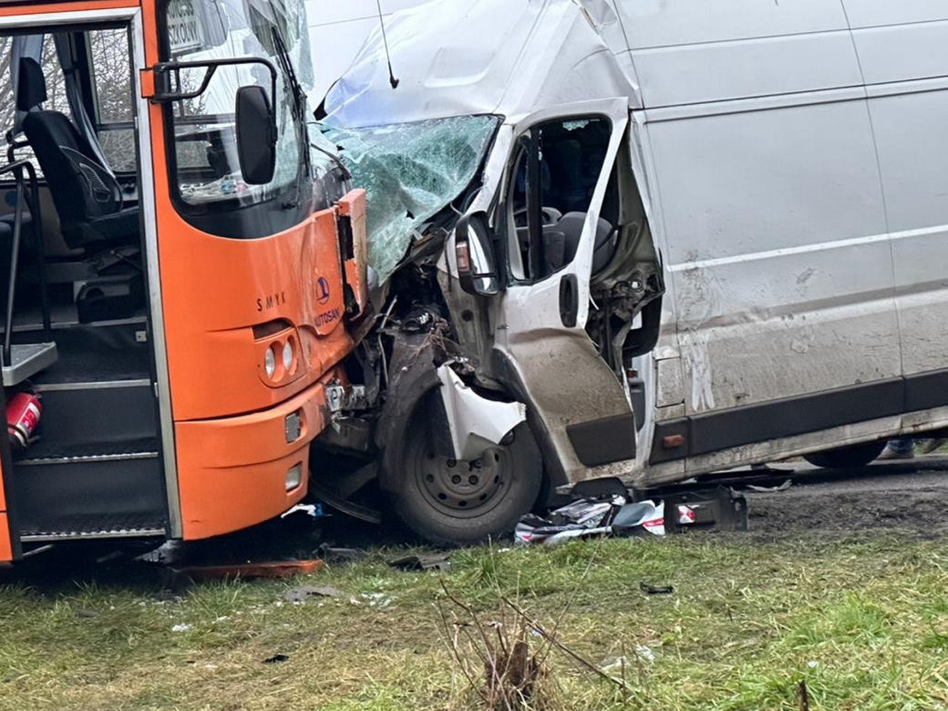 Jeziorzany pod Tarczynem. Bus uderzył w autobus szkolny. Wśród rannych małe dzieci