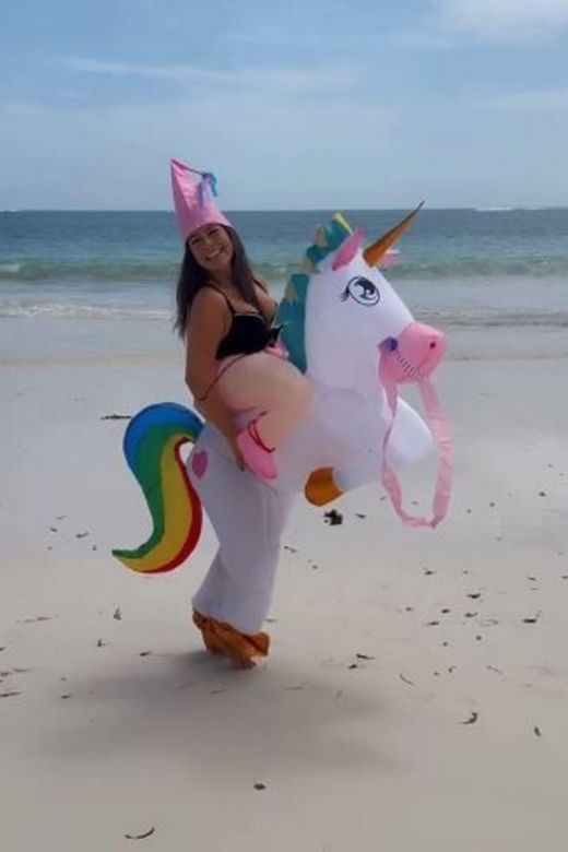 Anna Mucha galopuje na jednorożcu. Tak się zabawia z ukochanym na rajskiej plaży