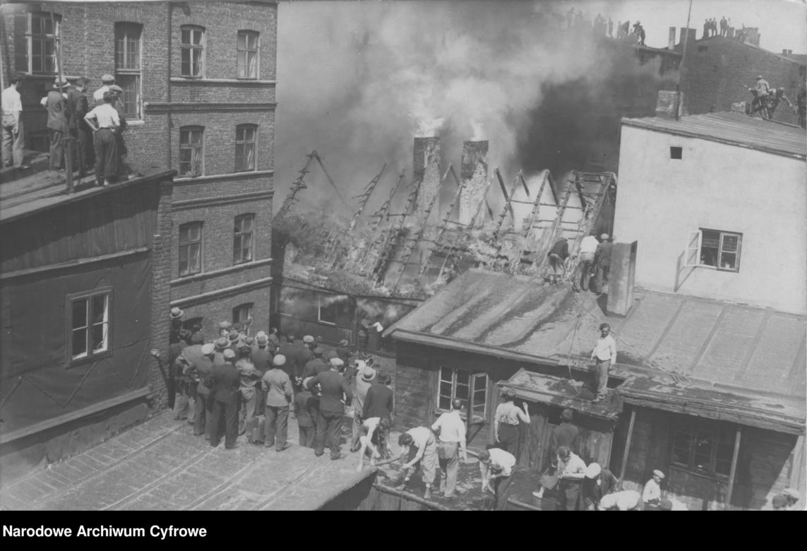 Widok z góry na dach płonącego budynku, od strony ul. Łagiewnickiej na łódzkich Bałutach