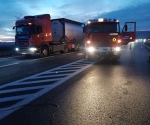 Zderzenie TIR-a z osobówką w Wojniczu. Są poszkodowani! Droga całkowicie zablokowana