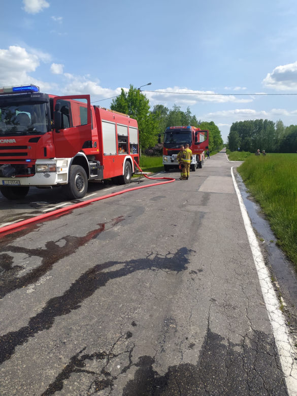 Szkolny autokar stanął w płomieniach. Podróżowały w nim dzieci. Zobacz