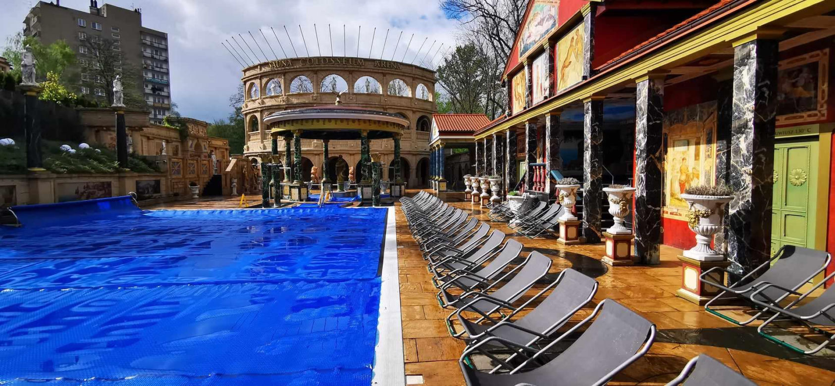 Basen zewnętrzny i sauna Colosseum