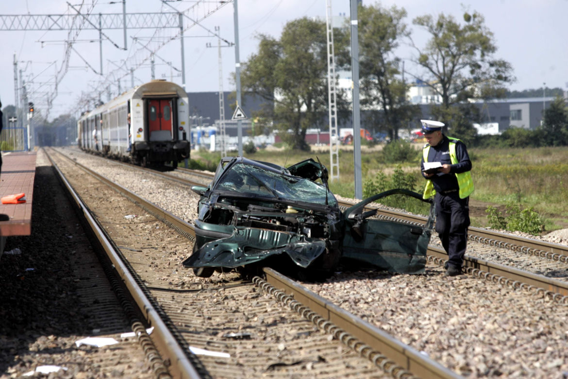 Janówek: Pociąg uderzył w auto pod Nowym Dworem Mazowieckim. Stały pociągi z Warszawy do Gdańska ZDJĘCIA