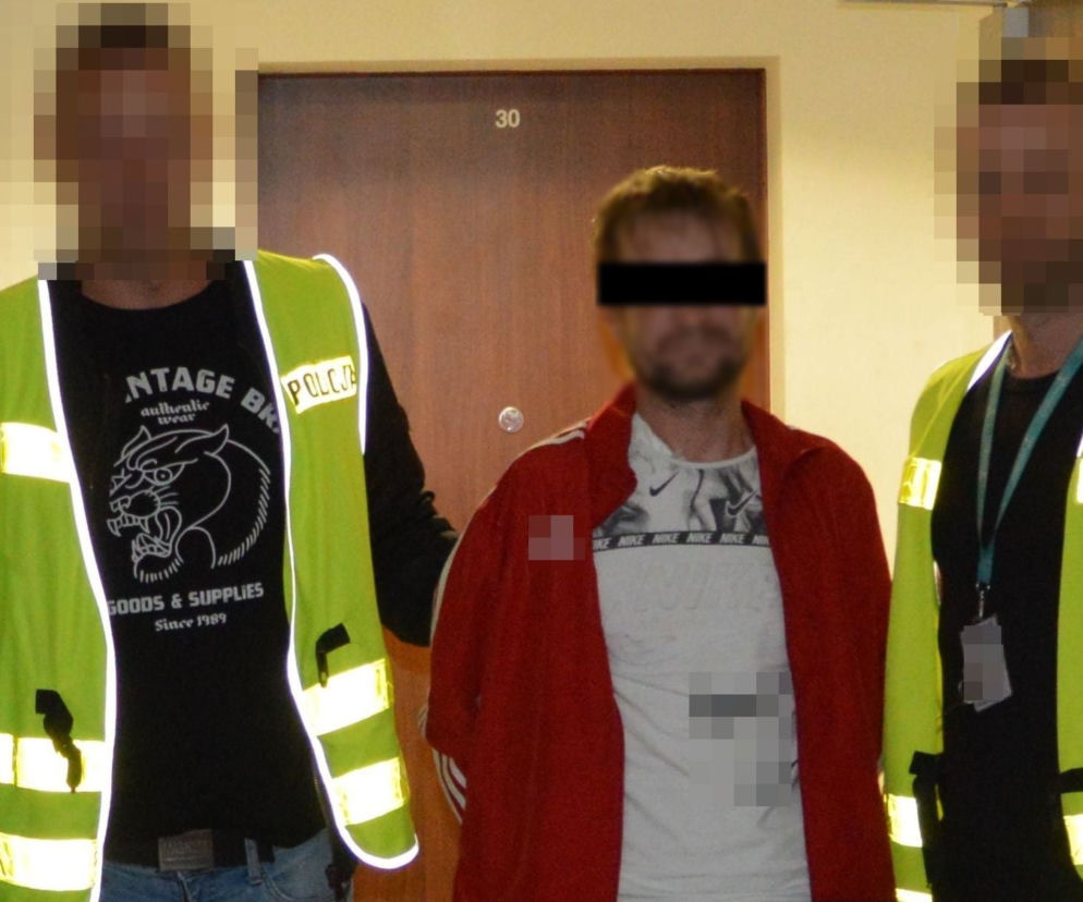 Zgłosił, że jest poszukiwany, a później uciekał przed policjantami