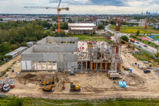 Dźwigary z drewna klejonego i niecki ze stali. Ta pływalnia z 15-metrową wieżą będzie dominować nad zieloną Białołęką
