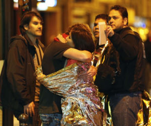 Ewakuacja ludzi z klubu Bataclan