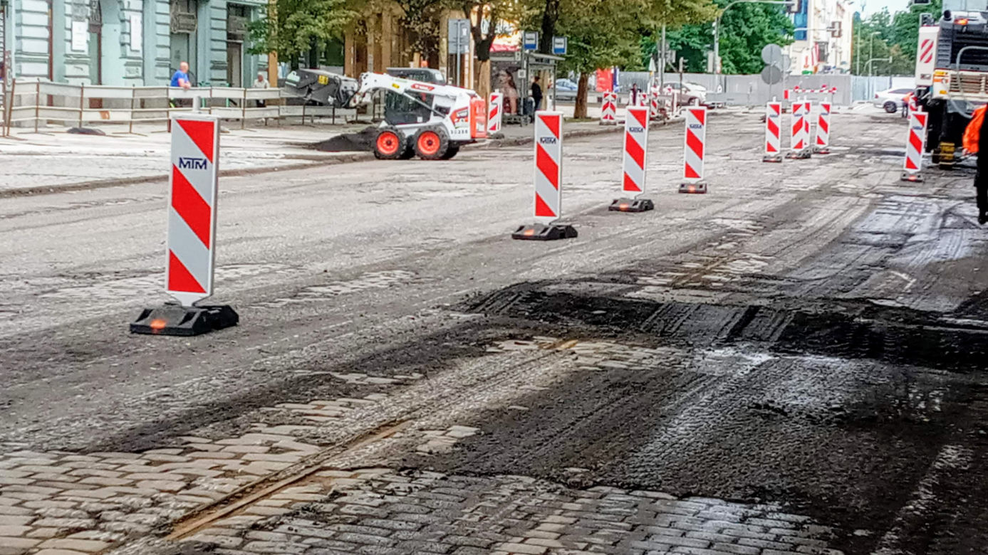 Tory tramwajowe na al. Wojska Polskiego przetrwały pół wieku pod asfaltem
