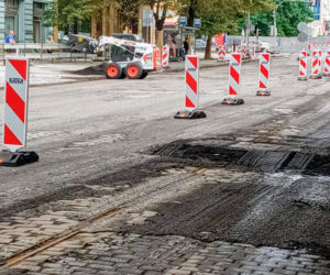 Tory tramwajowe na al. Wojska Polskiego przetrwały pół wieku pod asfaltem