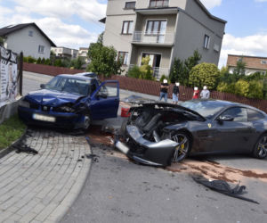 19-latka w Fiacie Seicento skasowała Ferrari GTC4 Lusso warte milion złotych