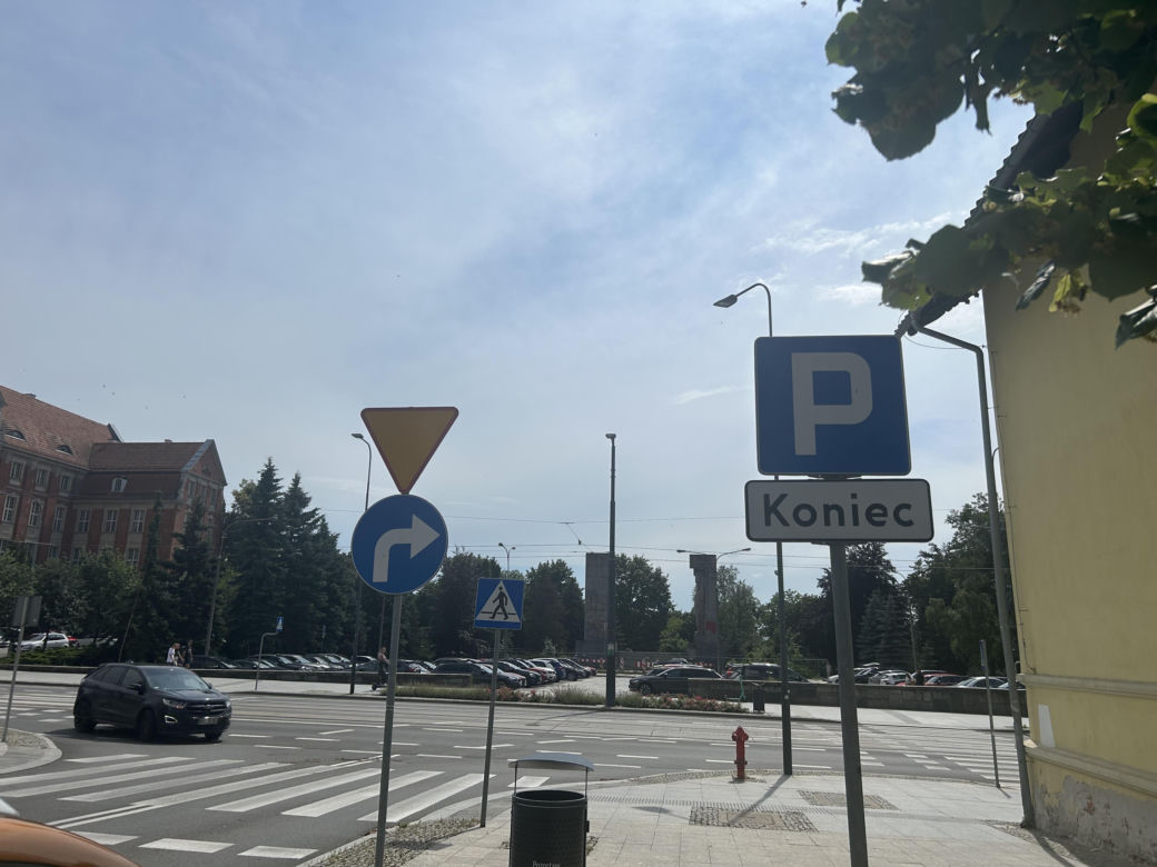 Zmiany na Kopernika. Kierowcy parkują na jezdni