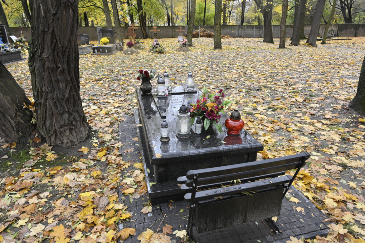 Generał Czesław Kiszczak ma skromny grób