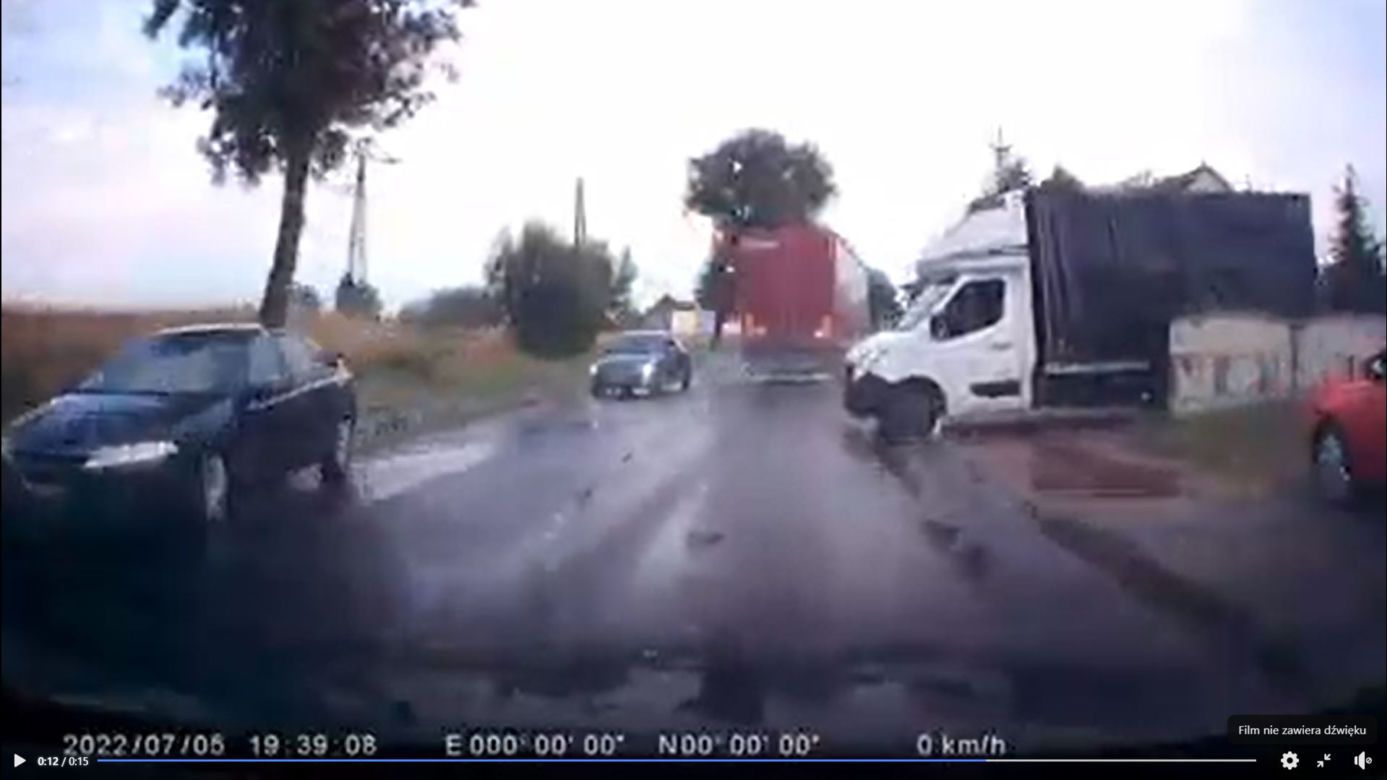 Pędził ciężarówką wąską droga z Lelowa. Tragedia była bardzo blisko