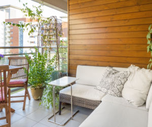 Dobrze urządzony balkon w mieszkaniu w mieście