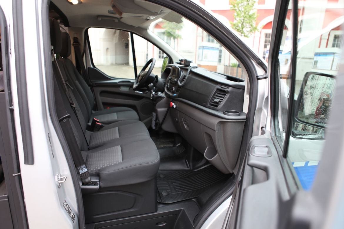 Policyjny Ford Transit za 300 tys. złotych