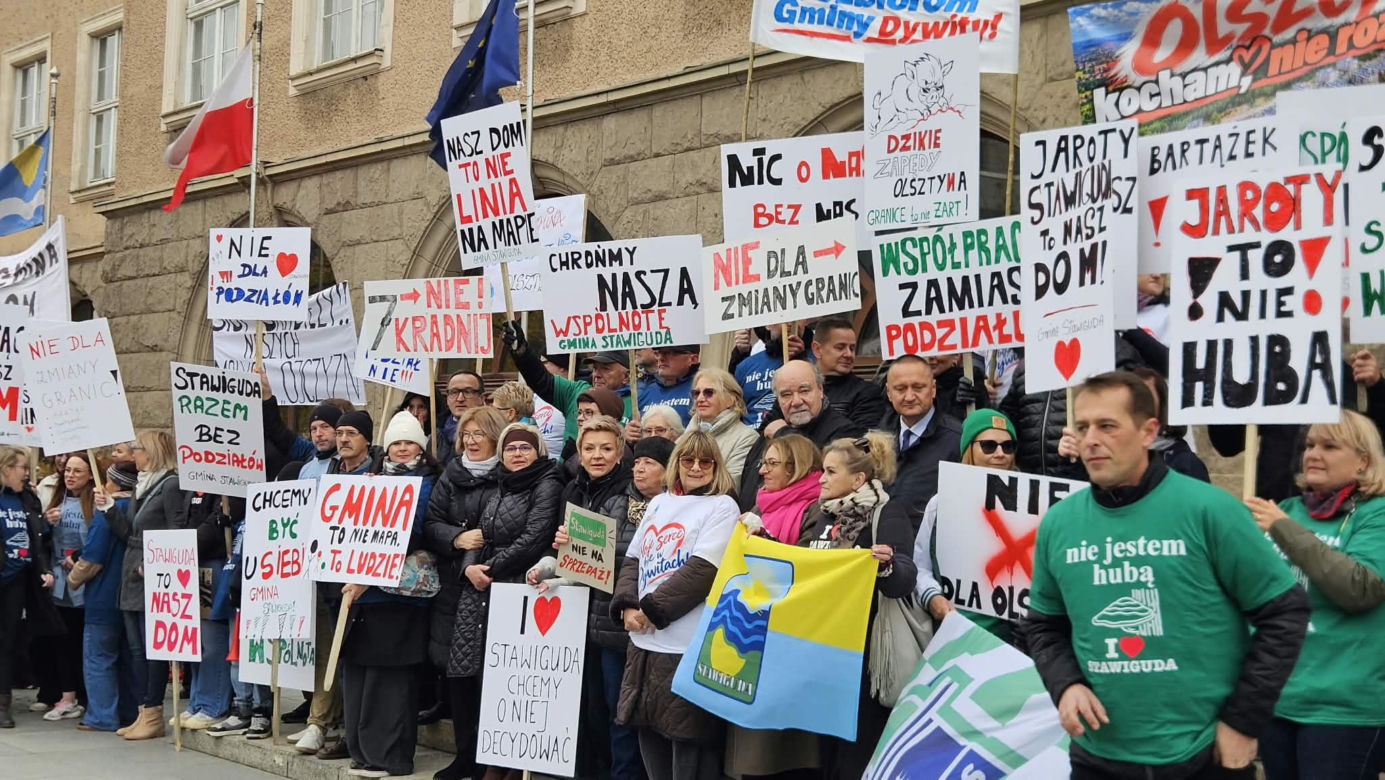 Poszerzenie granic administracyjnych Olsztyna kosztem Stawigudy i Dywit: mieszkańcy gmin protestowali przed ratuszem, byli prezydenci miasta popierają