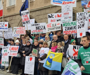 Poszerzenie granic administracyjnych Olsztyna kosztem Stawigudy i Dywit: mieszkańcy gmin protestowali przed ratuszem, byli prezydenci miasta popierają
