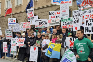 Poszerzenie granic administracyjnych Olsztyna kosztem Stawigudy i Dywit: mieszkańcy gmin protestowali przed ratuszem, byli prezydenci miasta popierają