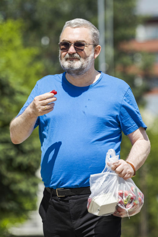 Karol Karski objada się malinami