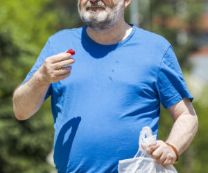 Karol Karski objada się malinami