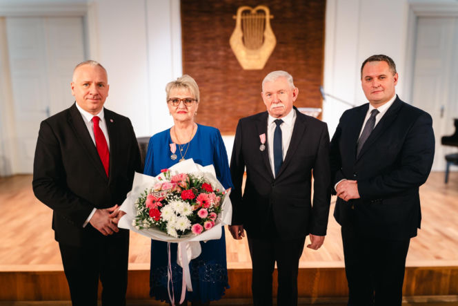 Złoty Gody par małżeńskich w Siedlcach - wręczenie pamiątkowych medali