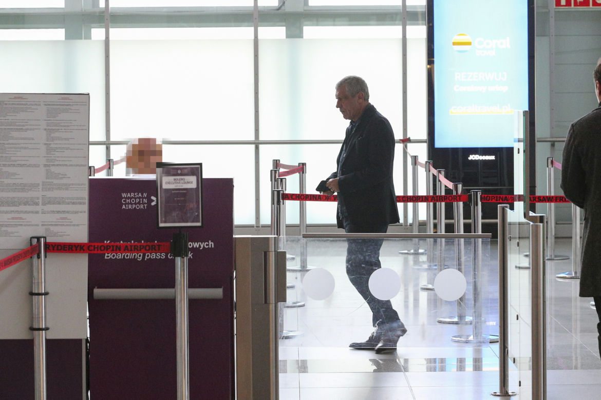 Fernando Santos pali ostatniego papierosa przed odlotem