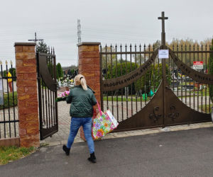 Ksiądz zamienił cmentarz na park, żeby wierni odwiedzili groby