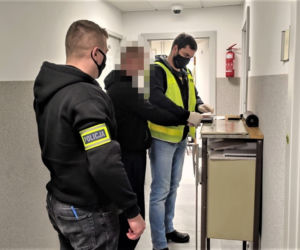 Zambrów. Trzech na jednego. Bez powodu pobili 28-latka na ulicy [ZDJĘCIA]