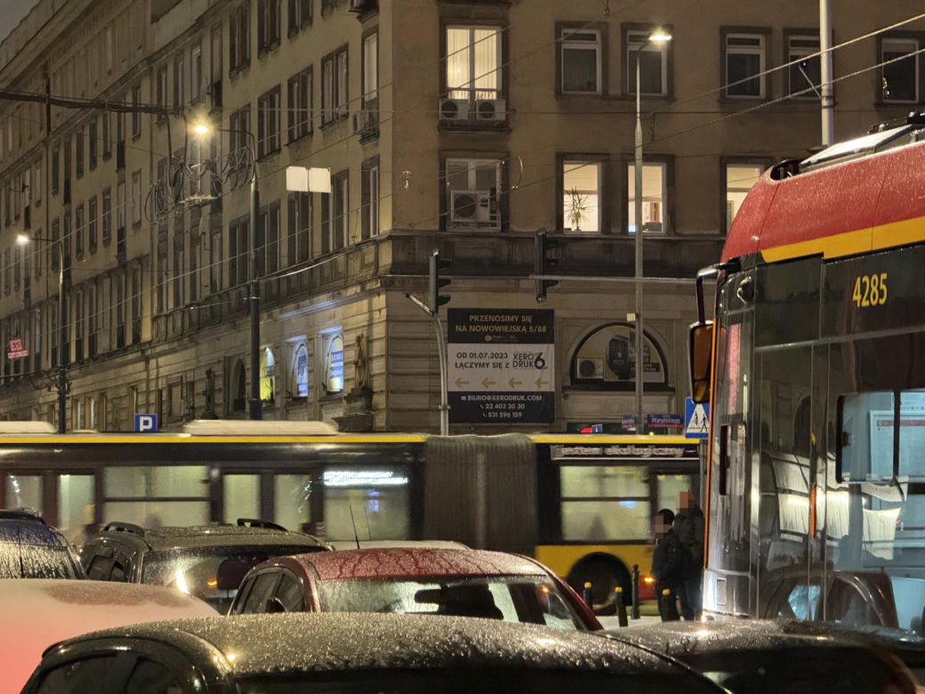 Totalny paraliż Warszawy. Gigantyczne opóźnienia autobusów i tramwajów, kierowcy w korkach