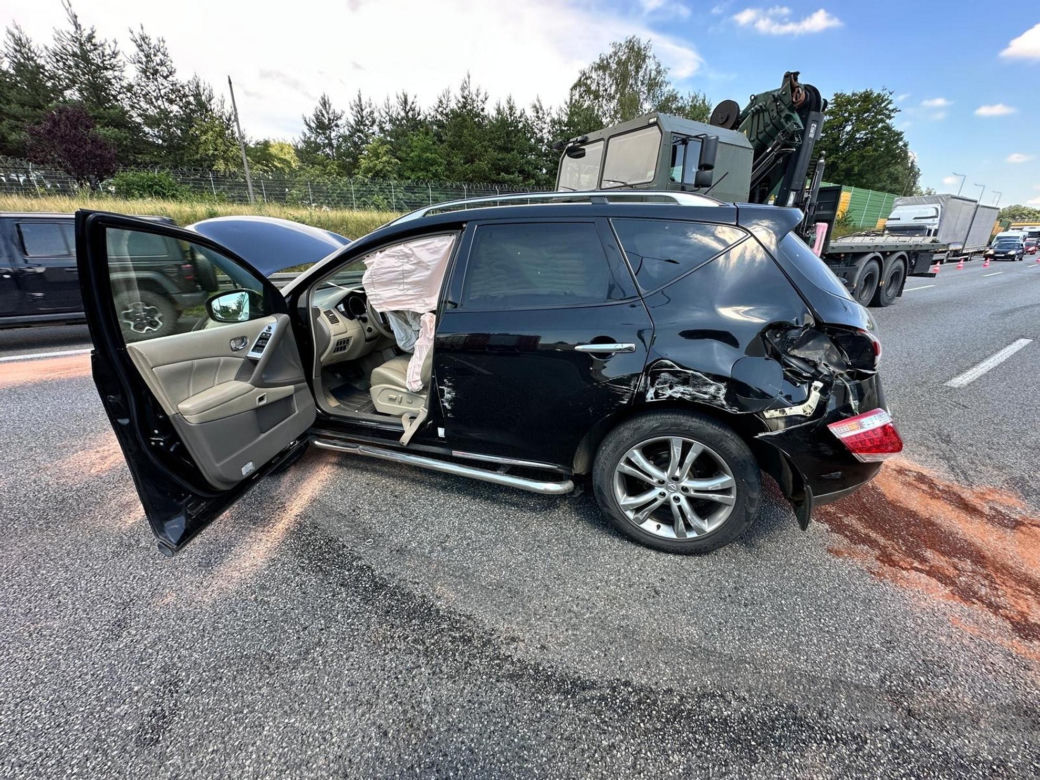Wypadek na S8 w Warszawie. Rozbita wojskowa ciężarówka i dwa auta, są ranni