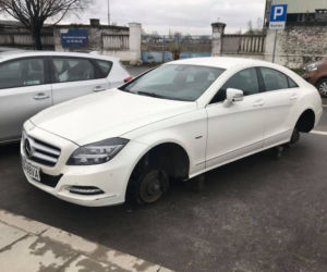 Mercedes-Benz CLS bez kół na warszawskich Odolanach