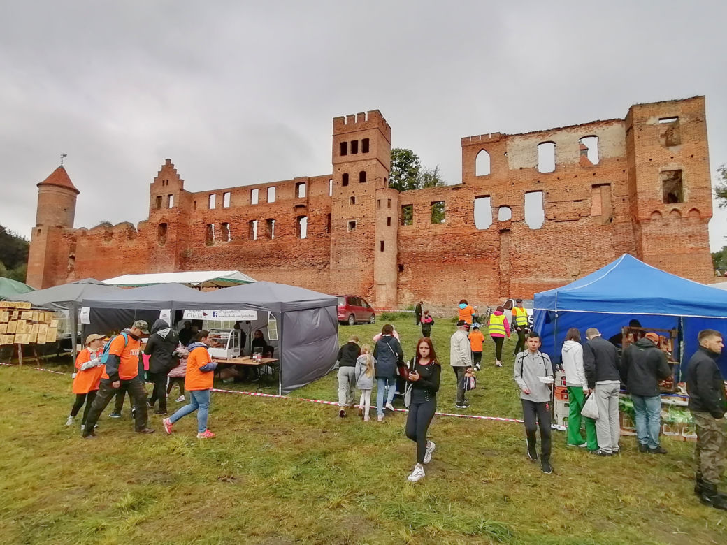 Pomarańczowi rowerzyści najechali zamek w Szymbarku